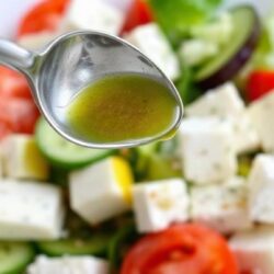 Греческий салат: правильная заправка и вкус, который держится на простых деталях